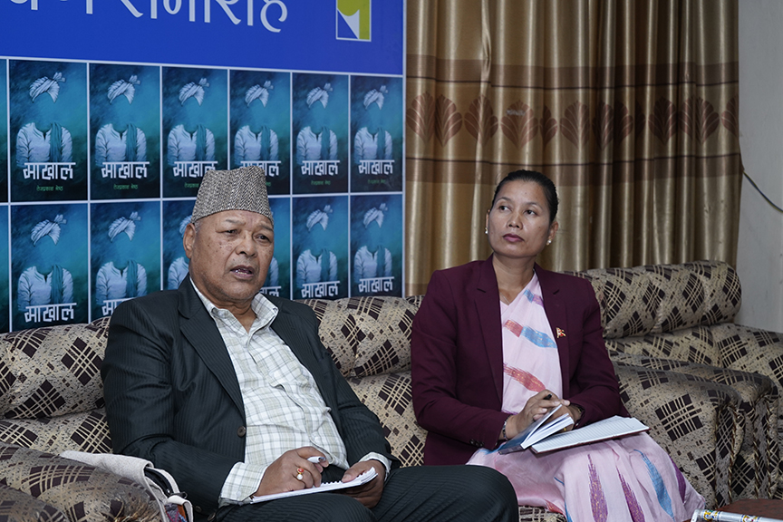 ‘माखाल’ लोकार्पण समारोहमा लेखक तेजप्रकाश श्रेष्ठ र सहसचिव रोशनी मेचे । २०८१ असोज १०