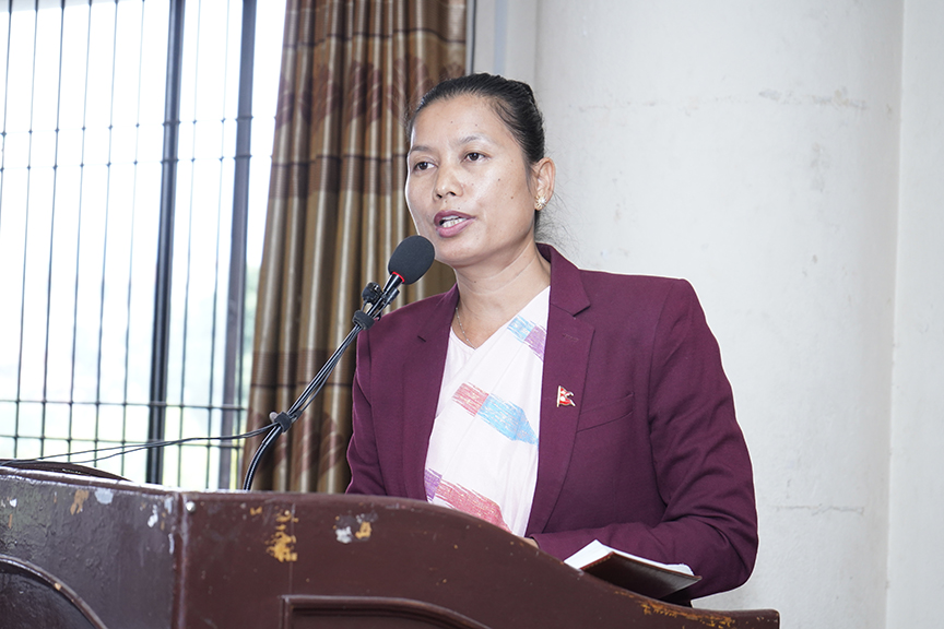 उपन्यास माखालबारे आफ्नो धारणा राख्‍नुहुँदै प्रधानमन्त्रीको स्वकीय सचिवालयकी सहसचिव रोशनी मेचे । २०८१ असोज १०