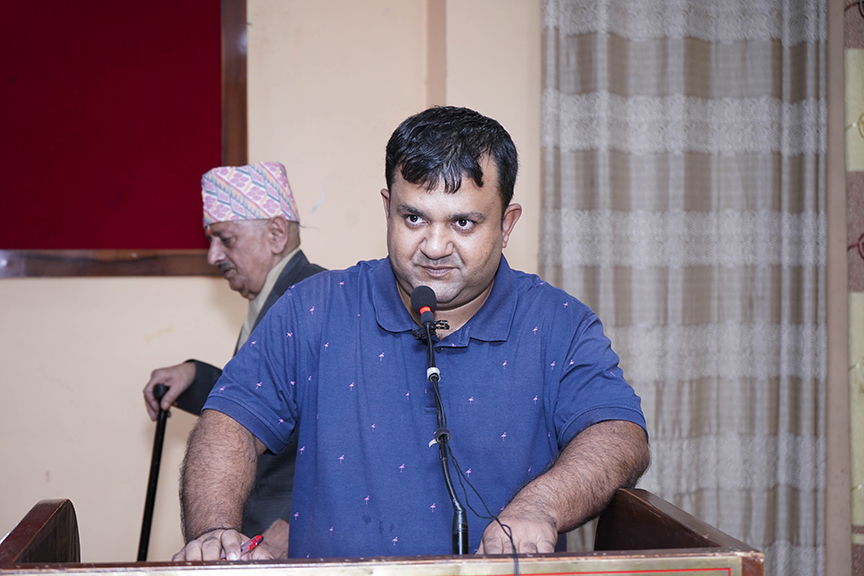 ‘युगसन्धि’को लोकार्पण समाराेहमा परिचय पब्लिकेसनका निर्देशक नवीन खतिवडा । २०८१ असोज १५