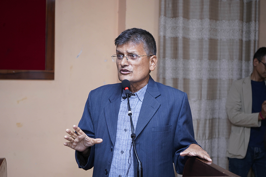 ‘युगसन्धि’को लोकार्पण समाराेहमा आफ्नो मन्तव्य राख्दै  समीक्षक युवराज मैनाली । २०८१ असोज १५