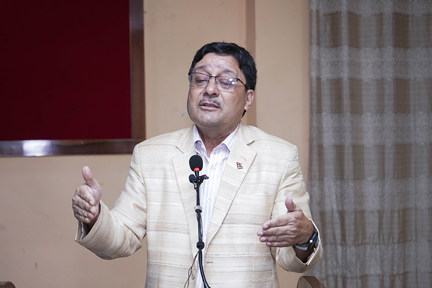 ‘युगसन्धि’को लोकार्पण समाराेहमा आफ्नो मन्तव्य राख्दै  समीक्षक गोपी मैनाली । २०८१ असोज १५