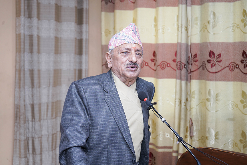 ‘युगसन्धि’को लोकार्पण समाराेहमा आफ्नो मन्तव्य राख्दै डा. ऋषिराम पोखरेल । २०८१ असोज १५