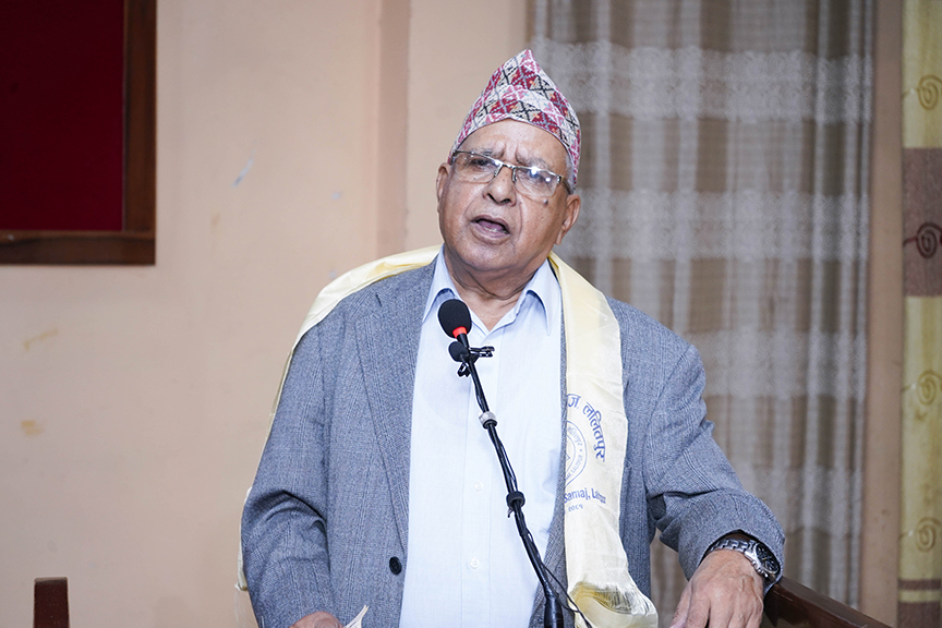 ‘युगसन्धि’को लोकार्पण समाराेहमा आफ्नो मन्तव्य राख्दै पुस्तकका लेखक विजय चालिसे । २०८१ असोज १५